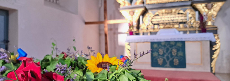 Altar mit Taufstein